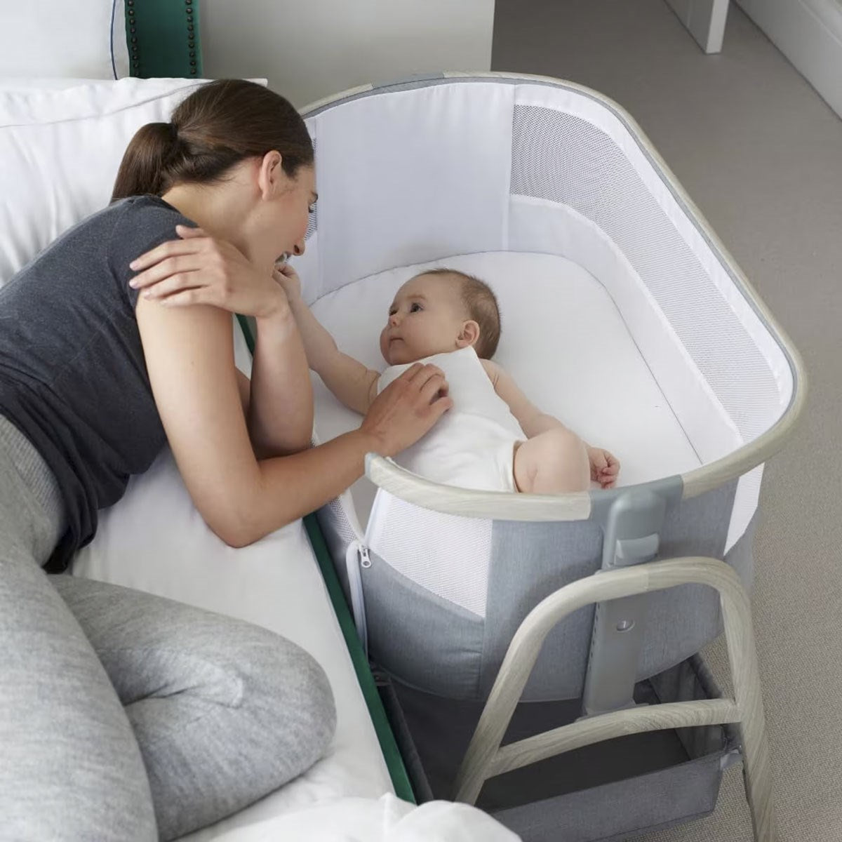 Ickle Bubba Bubba&Me Plus Bedside Crib Including 2 Sheets