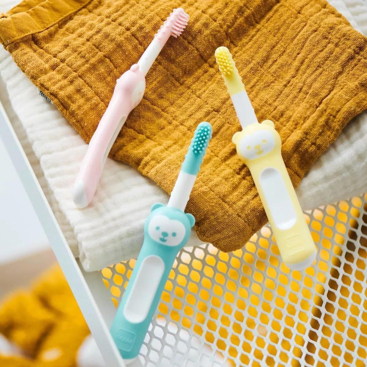 MAM Massaging Brush With Safety Shield