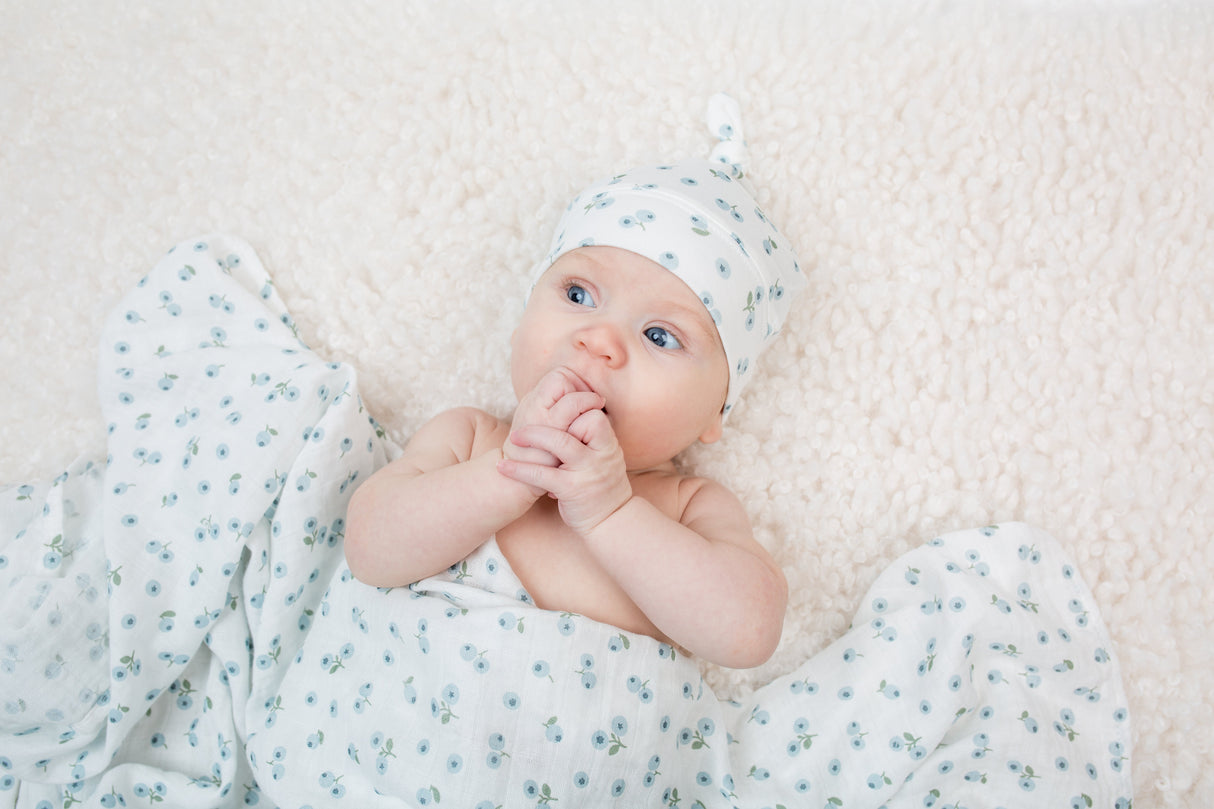 Lulujo - Bamboo Hat and Muslin Swaddle Blanket Gift Set - Blueberries