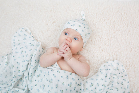 Lulujo - Bamboo Hat and Muslin Swaddle Blanket Gift Set - Blueberries