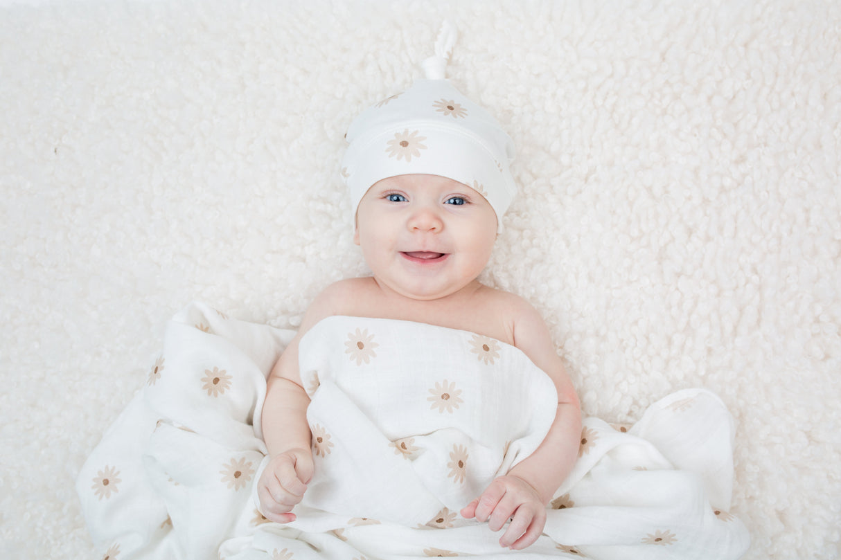 Lulujo - Bamboo Hat and Swaddle Blanket Gift Set - Daisies